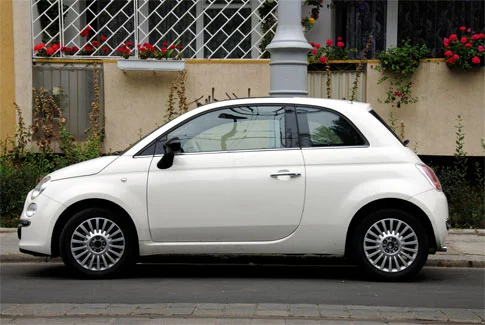 weißer Fiat 500 – Beispiel für Gebrauchtwagenankauf Moosburg an der Isar